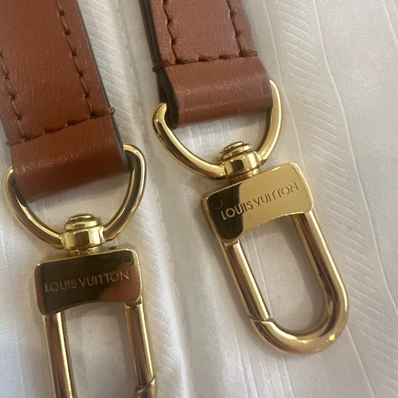 Louis Vuitton Loop Hobo - Picture 13 of 16